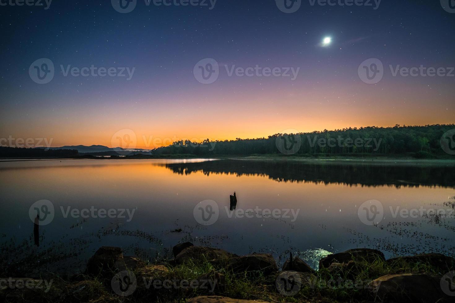 reflet du coucher du soleil dans l'eau photo