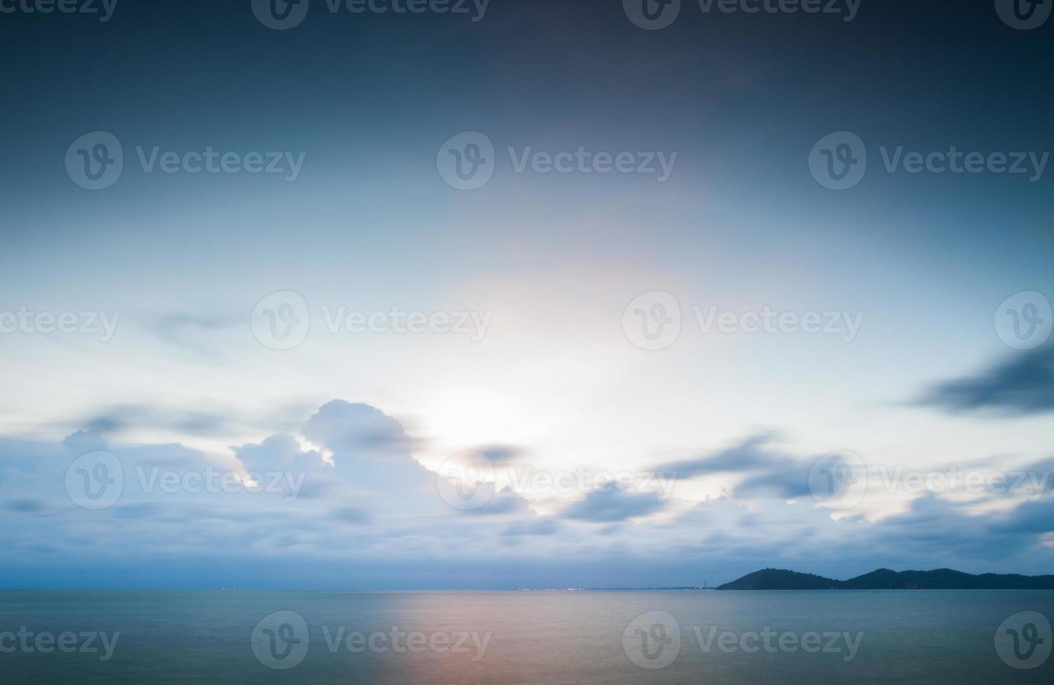 nuages et coucher de soleil sur l'eau photo