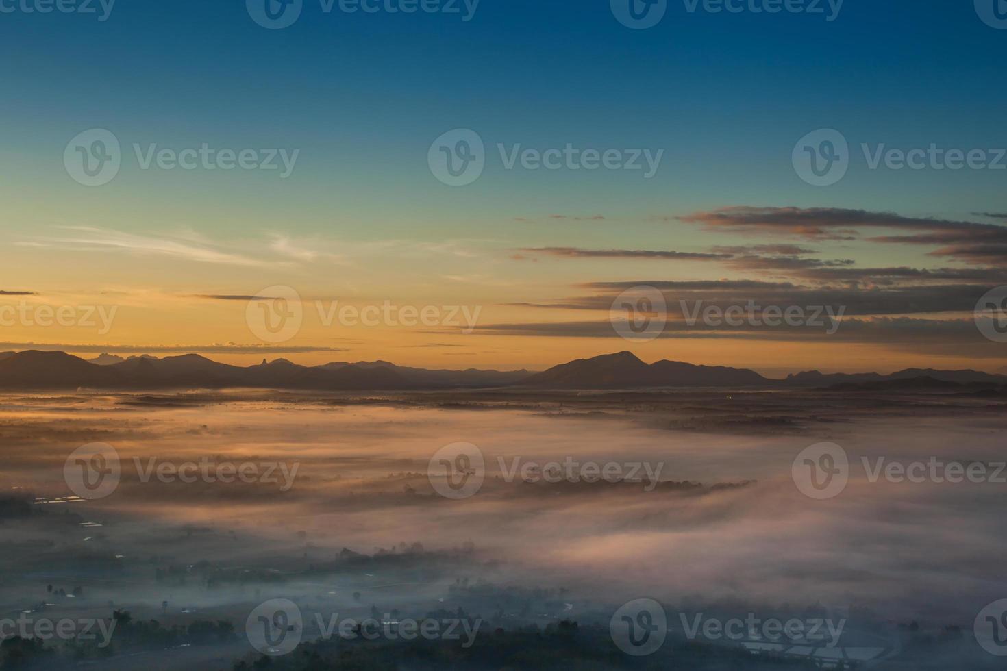 vue aérienne des montagnes et du brouillard au coucher du soleil photo