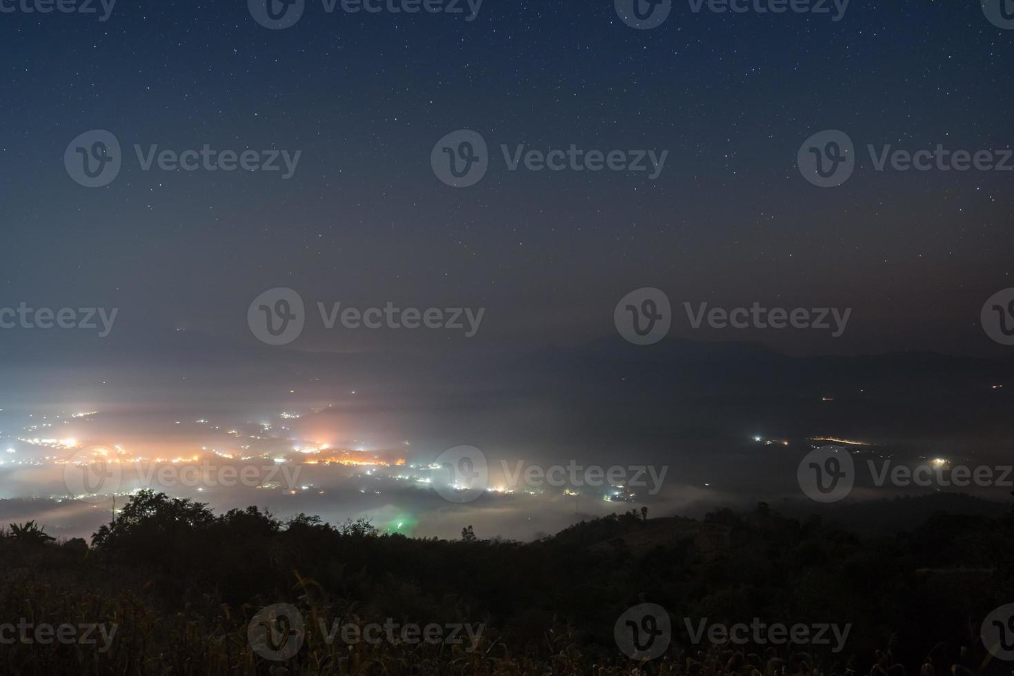 lumières de la ville et brouillard photo