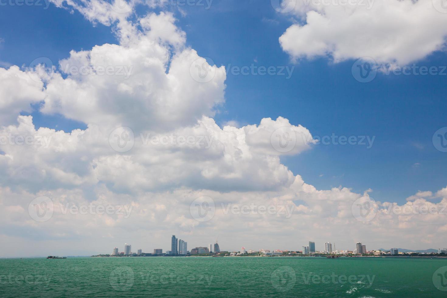 vue sur la ville depuis l'eau photo