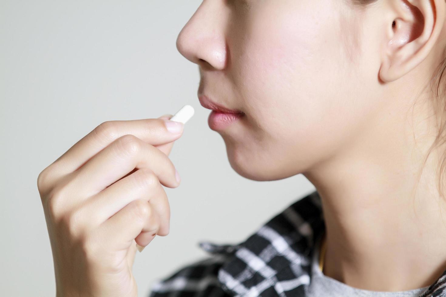 les femmes asiatiques prennent des médicaments photo