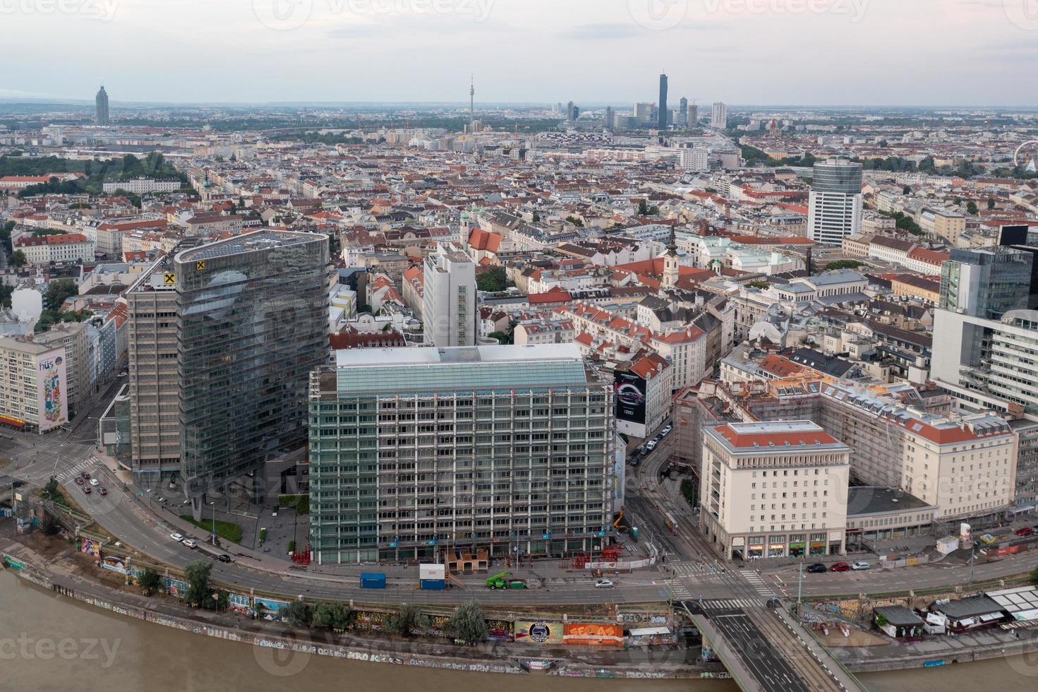 vienne, L'Autriche - juil 18 ans, 2021, vue de le Danube canal et Vienne horizon dans vienne, L'Autriche photo