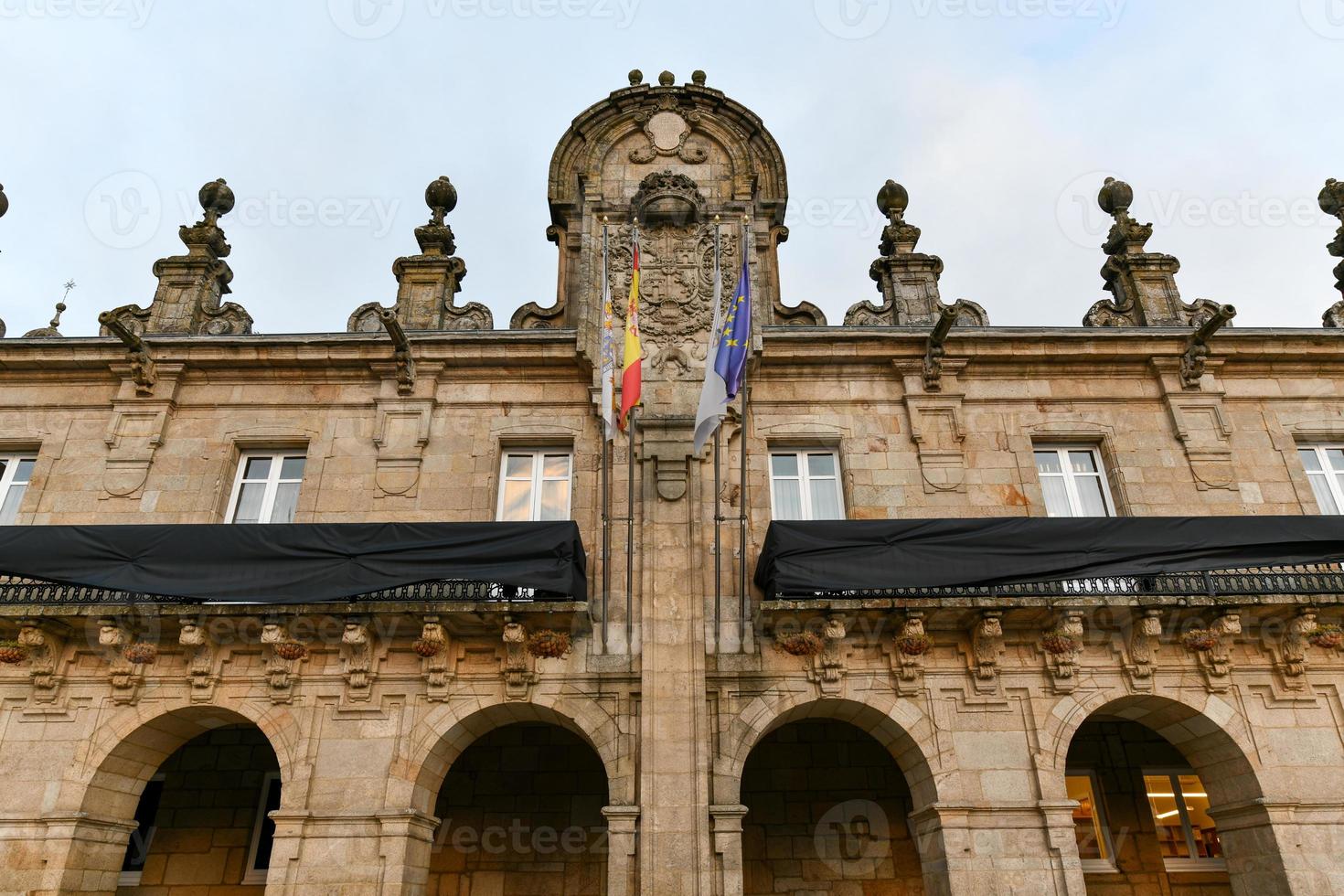 ville salle bâtiment avec drapeaux sur le façade à le place de espana carré dans le ribadeo ville centre, lugo, galice, Espagne. photo