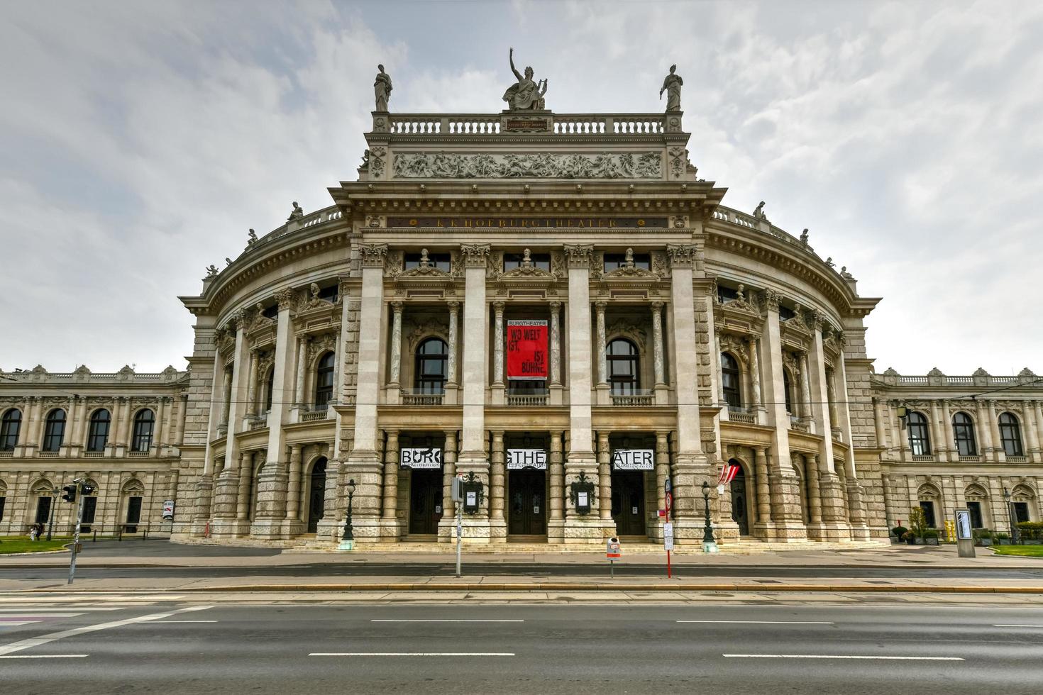 vienne, L'Autriche - juil 17, 2021, magnifique vue de historique bourgthéâtre impérial tribunal théâtre avec célèbre saucisse ringstrasse dans vienne, L'Autriche photo