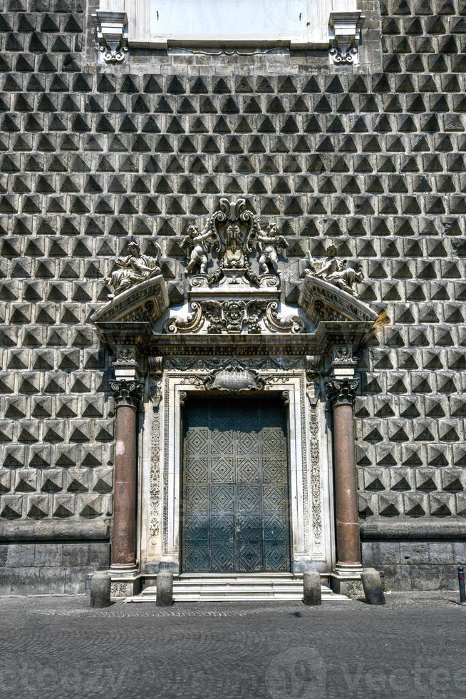 façade de le baroque gesu Nuovo église, décoratif portail dans Naples, Italie. photo