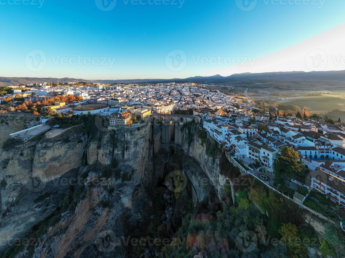 rocheux paysage de ronda ville avec puente nuevo pont et bâtiments, andalousie, Espagne photo