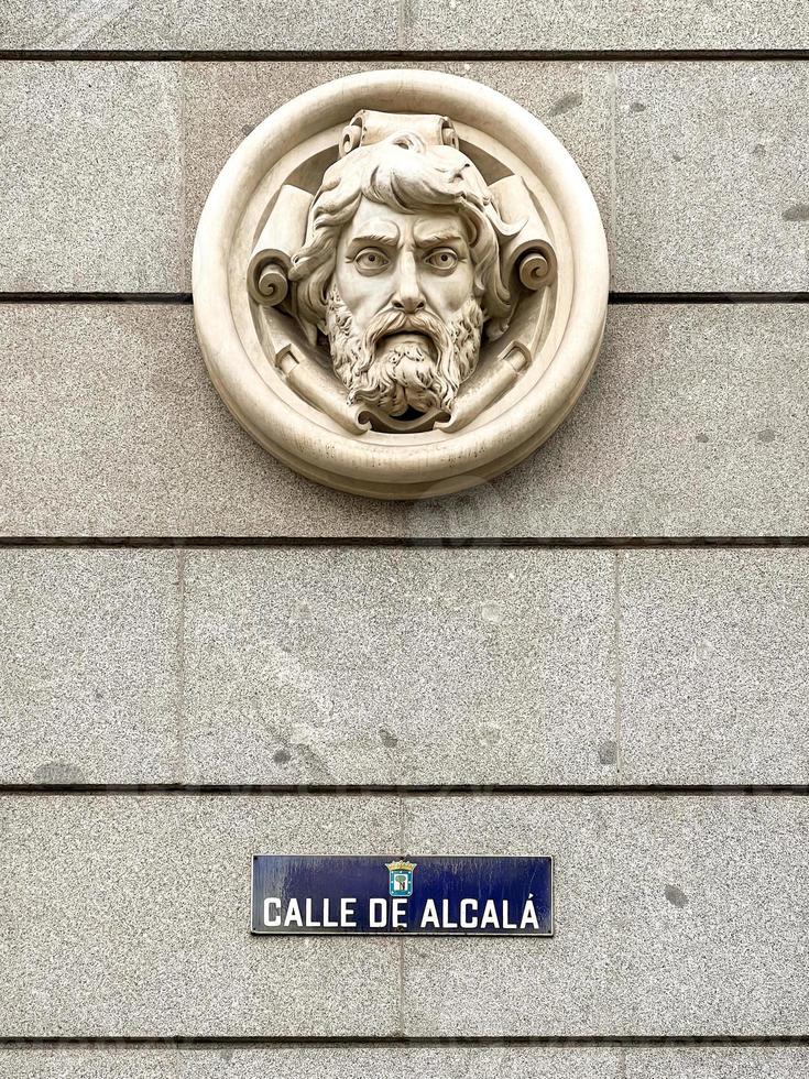 rue signe et artistique décoration le long de le célèbre calle de alcala alcala rue dans Madrid, Espagne. photo