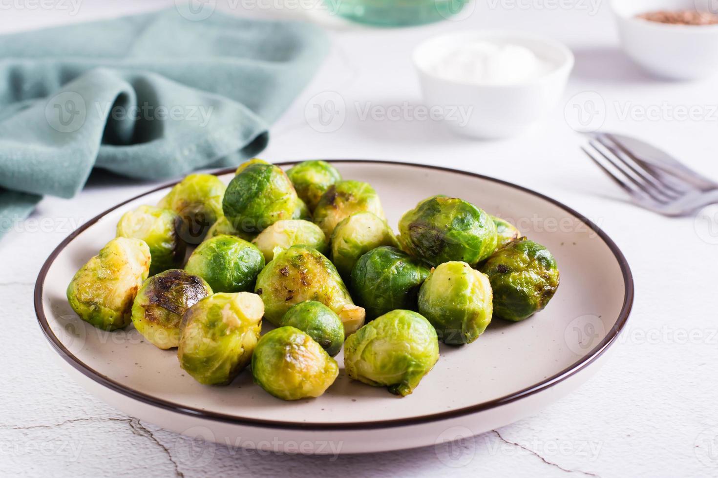 rôti Bruxelles choux sur une assiette sur le tableau. végétarien régime. photo