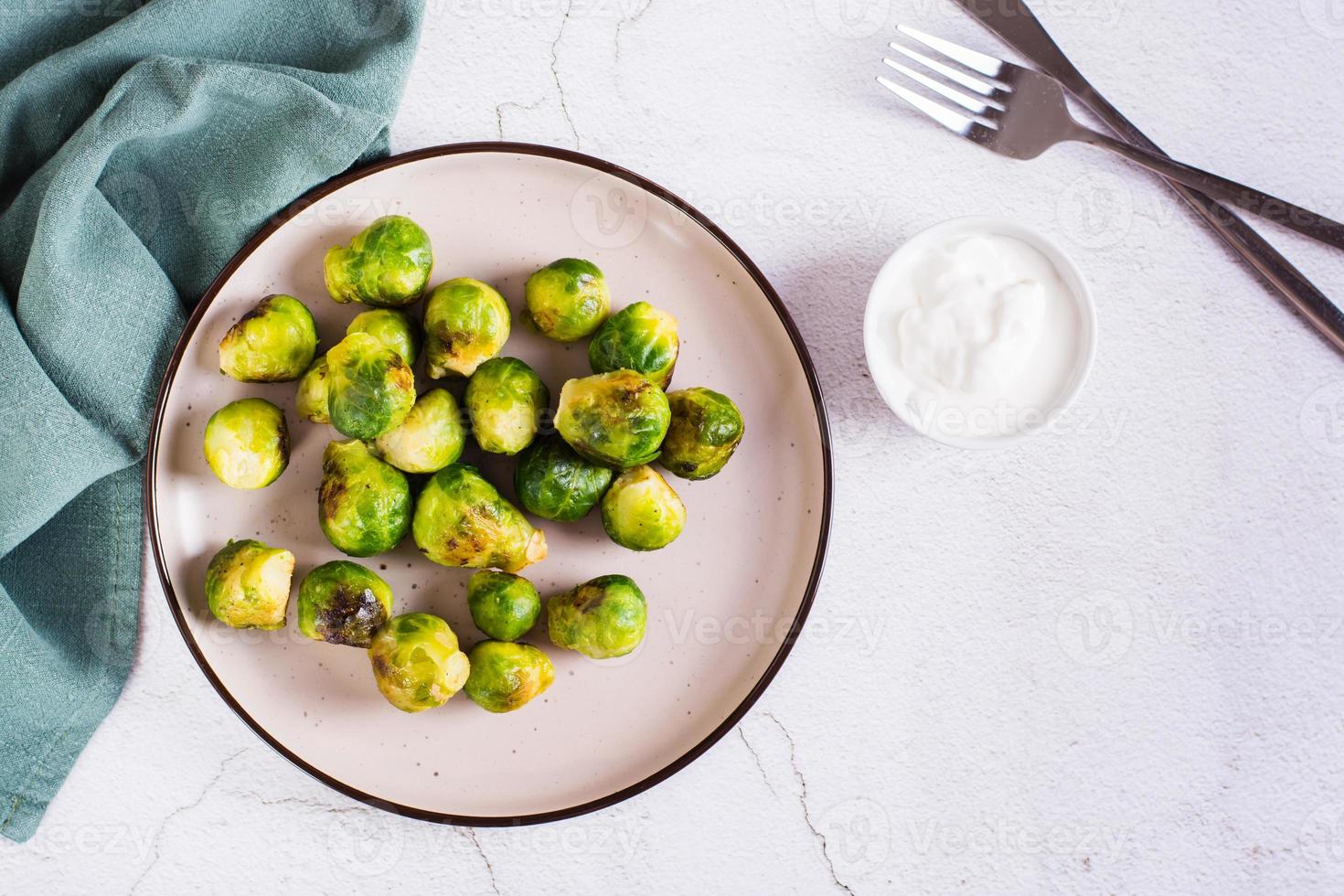 rôti Bruxelles choux sur une assiette sur le tableau. végétarien régime. Haut vue photo