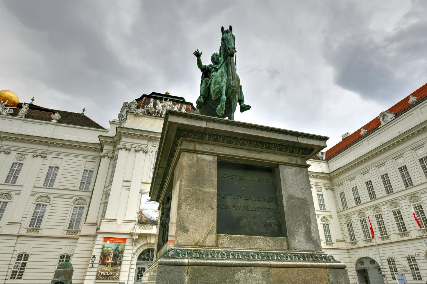 vienne, L'Autriche - juil 14, 2021, vienne, L'Autriche. équestre statue avec une inscription joseph ii, saint romain empereur dans josefsplatz carré. sculpteur Franz anton von zauner 1746 - 1822 photo