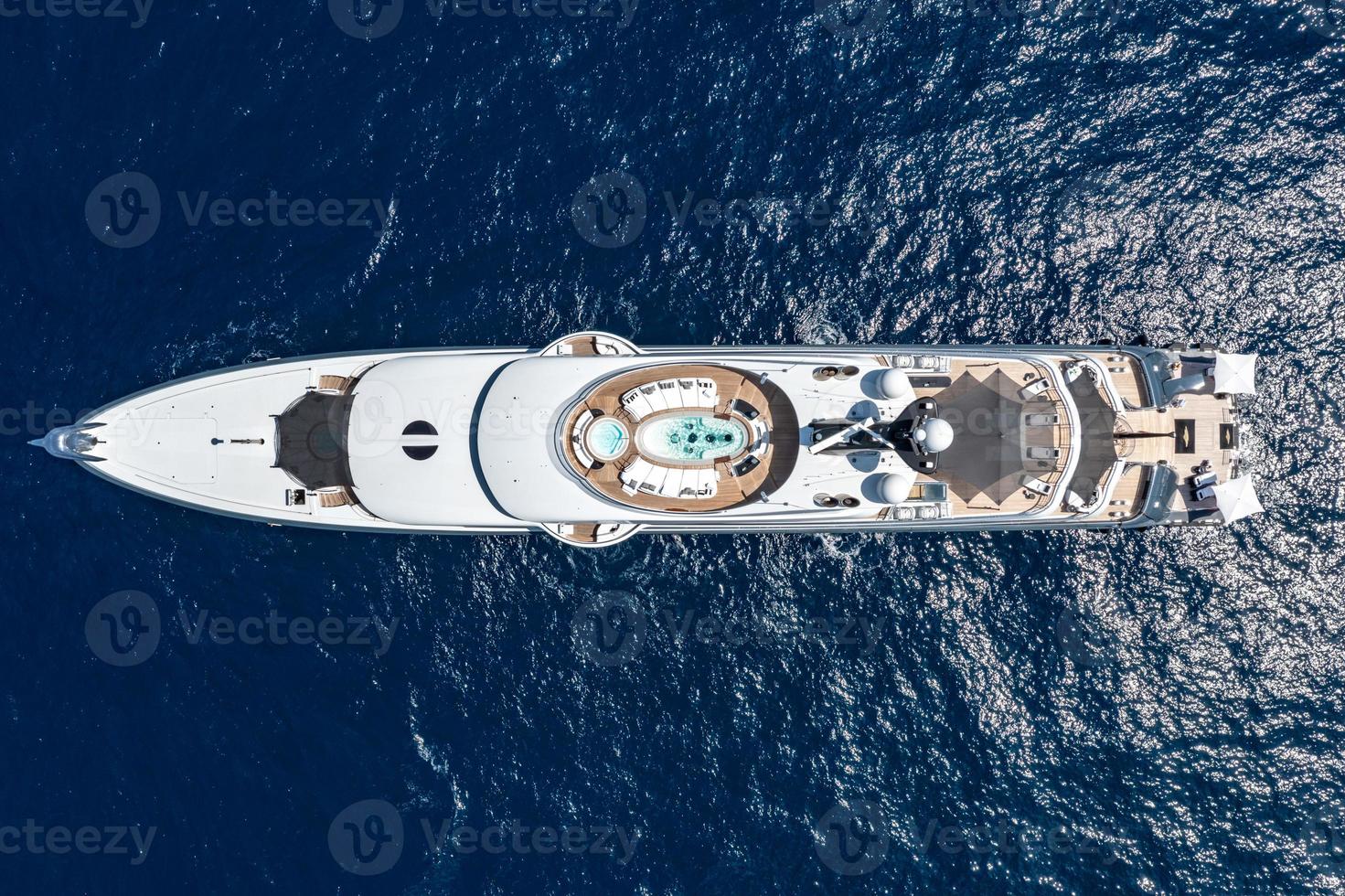 Haut vers le bas vue de une yacht le long de le côte de corsaire île sur une magnifique été journée le long de le amalfi côte dans Italie photo