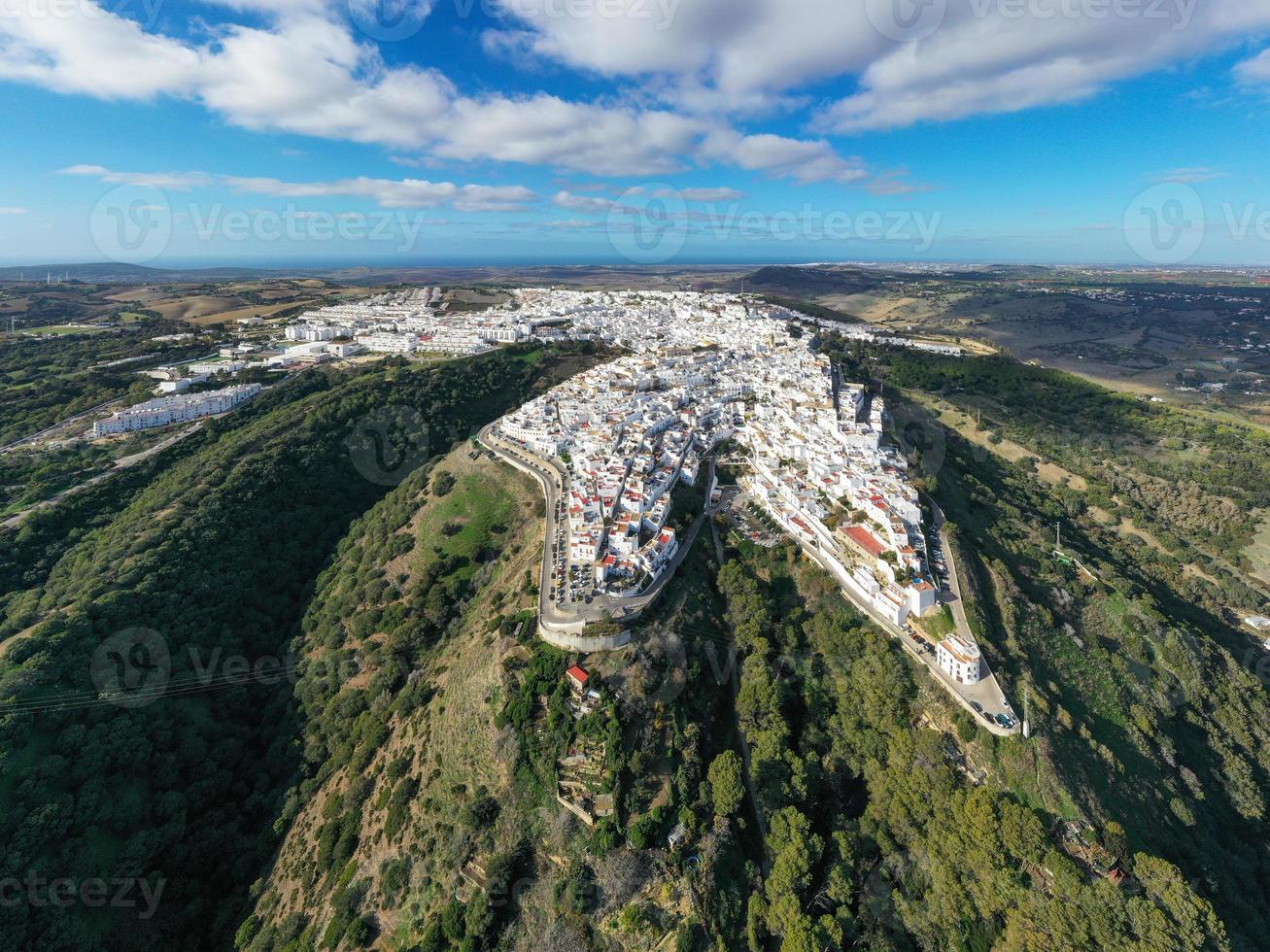 andalou ville de voir de la frontera avec magnifique campagne sur sur une ensoleillé jour, cadix province, andalousie. photo