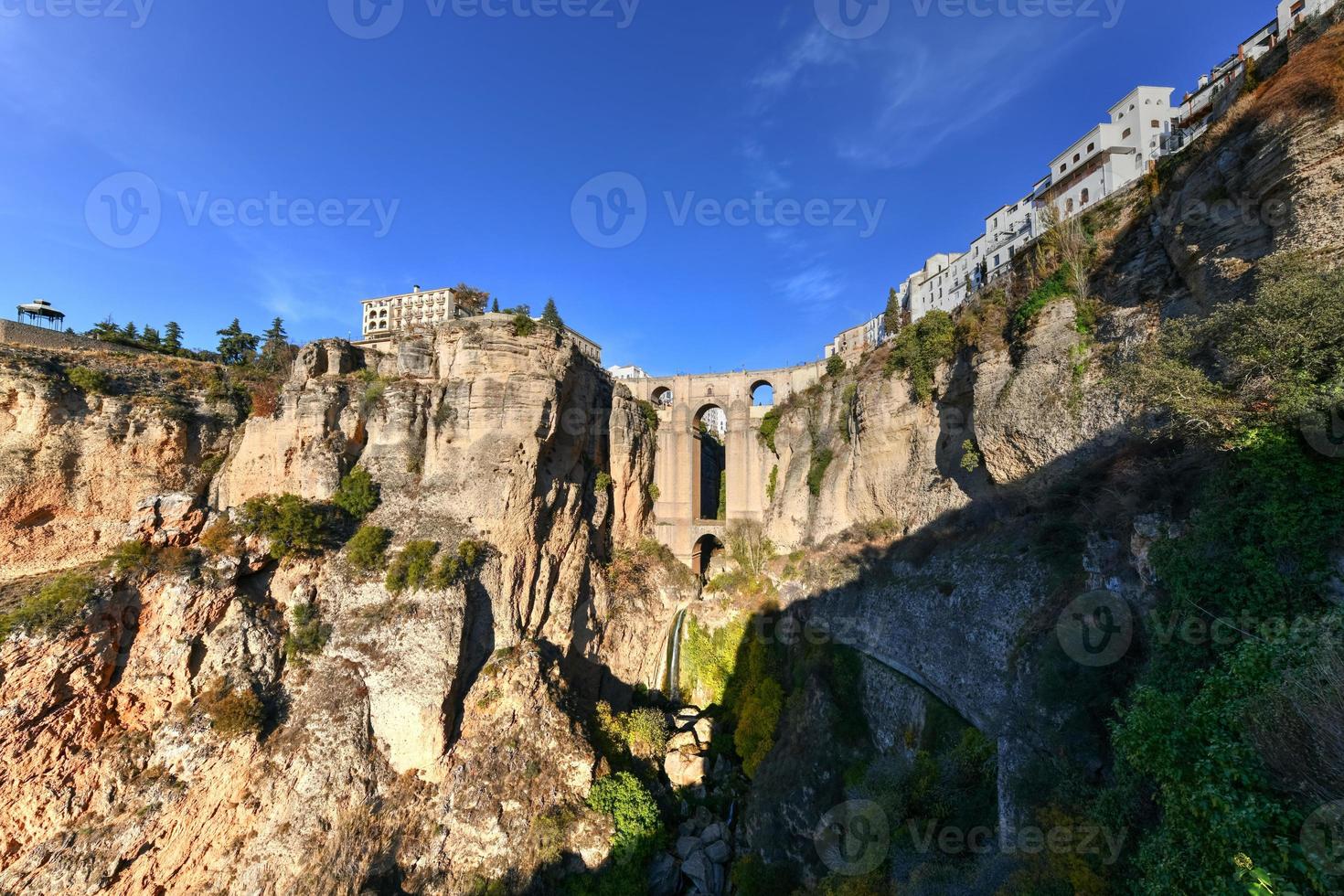 rocheux paysage de ronda ville avec puente nuevo pont et bâtiments, andalousie, Espagne photo