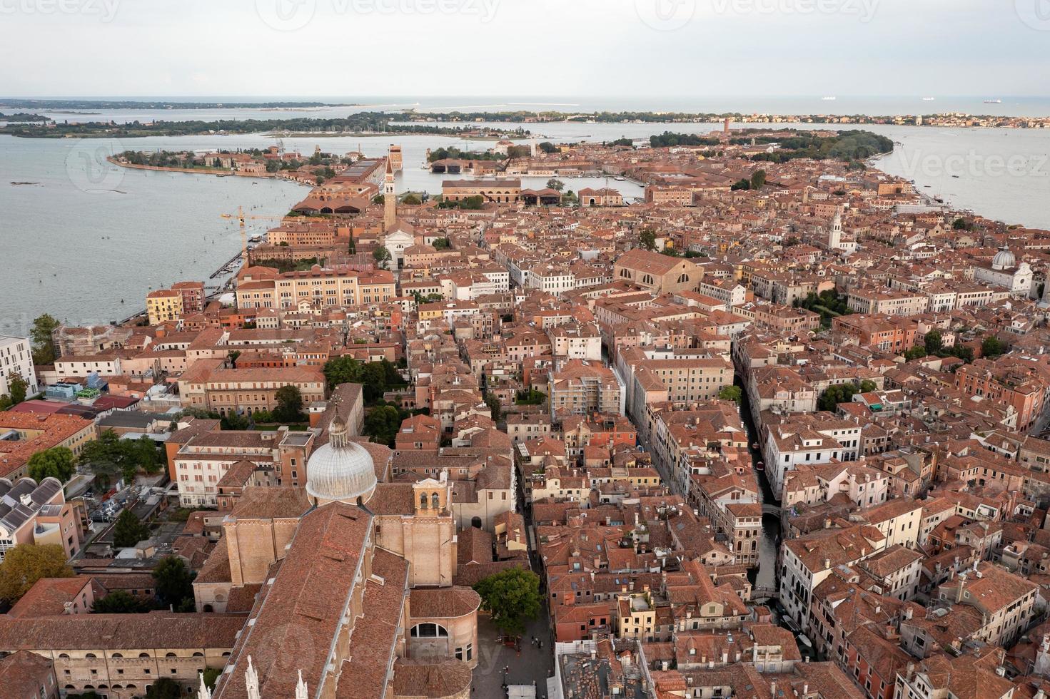 aérien vue de le vieux vénitien toits dans Venise, Italie. photo