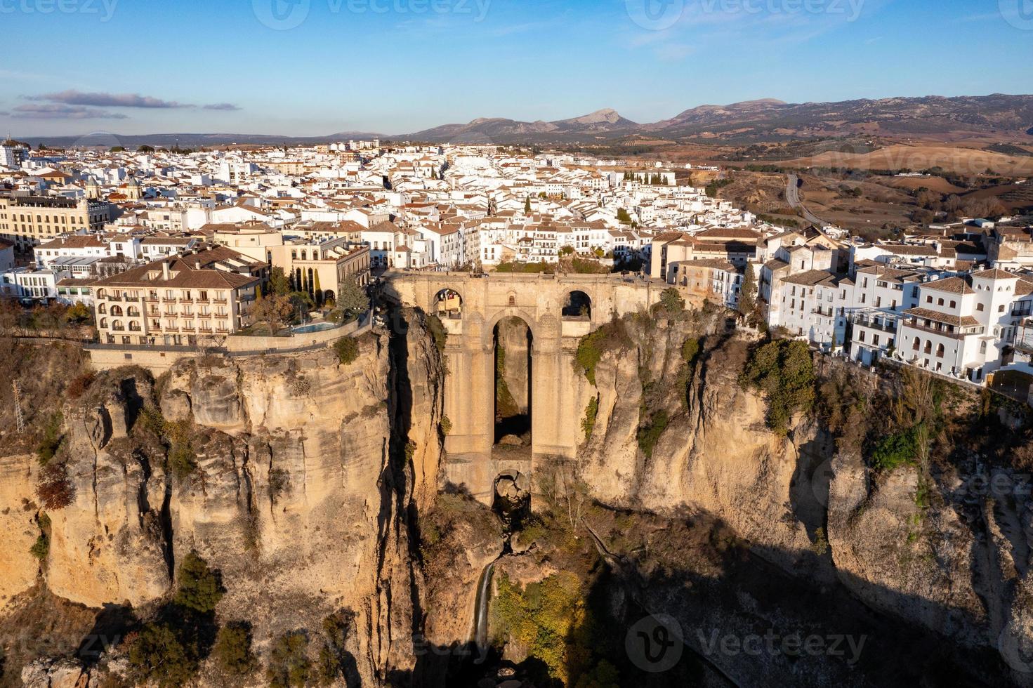 rocheux paysage de ronda ville avec puente nuevo pont et bâtiments, andalousie, Espagne photo