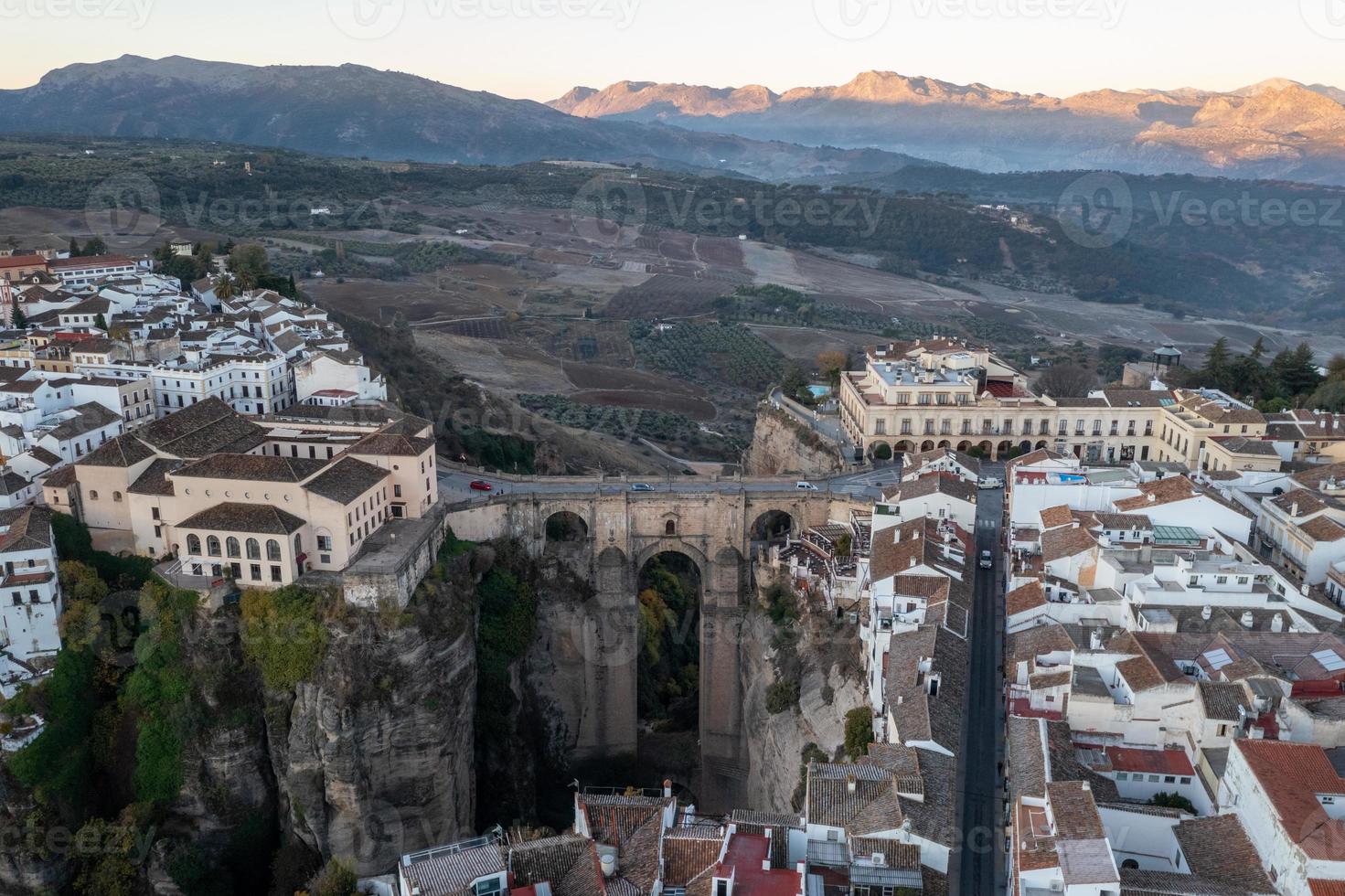 rocheux paysage de ronda ville avec puente nuevo pont et bâtiments, andalousie, Espagne photo