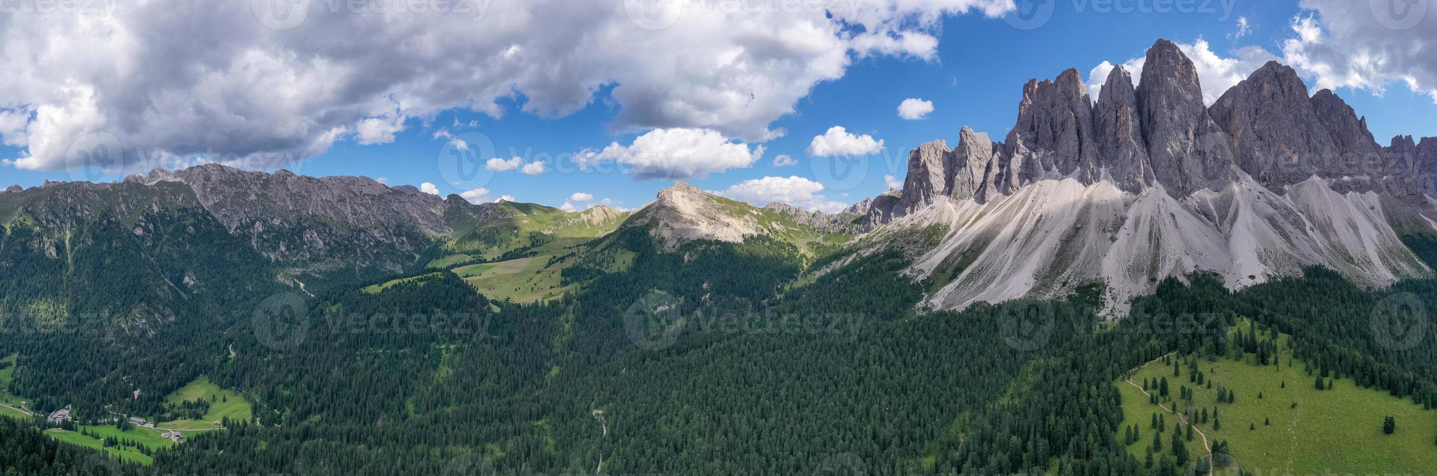 le pics de le majestueux geisler montagnes dans le milieu de le unesco monde patrimoine dolomites. photo