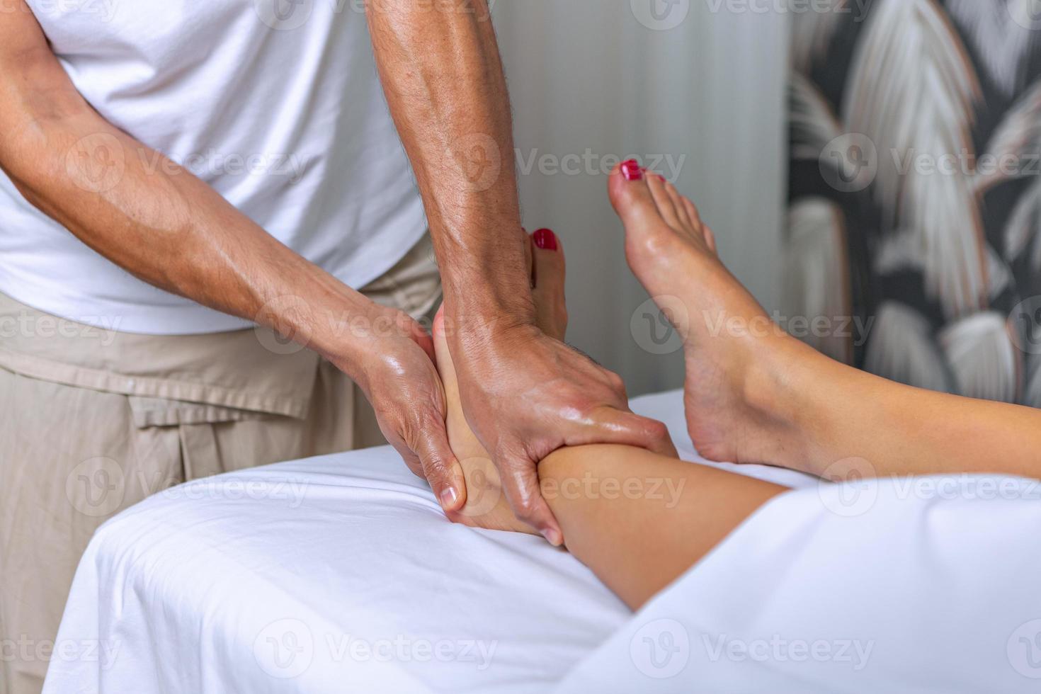 pied réflexologie massage dans spa salon photo