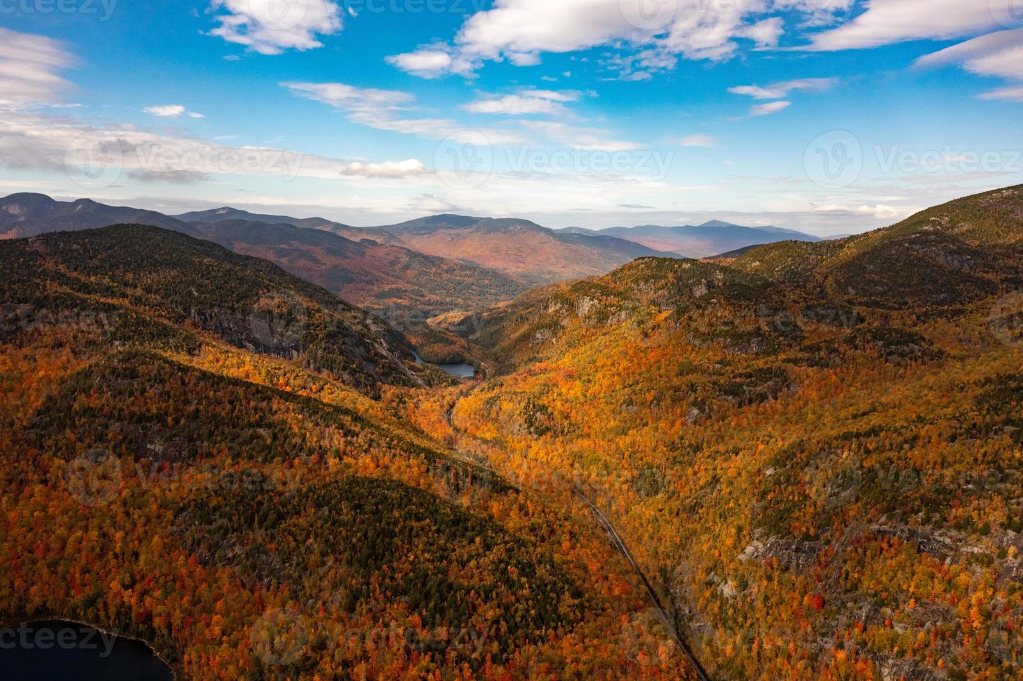 aérien vue de de pointe tomber feuillage dans vif, Nouveau york dans nord de l'état Nouveau York. photo