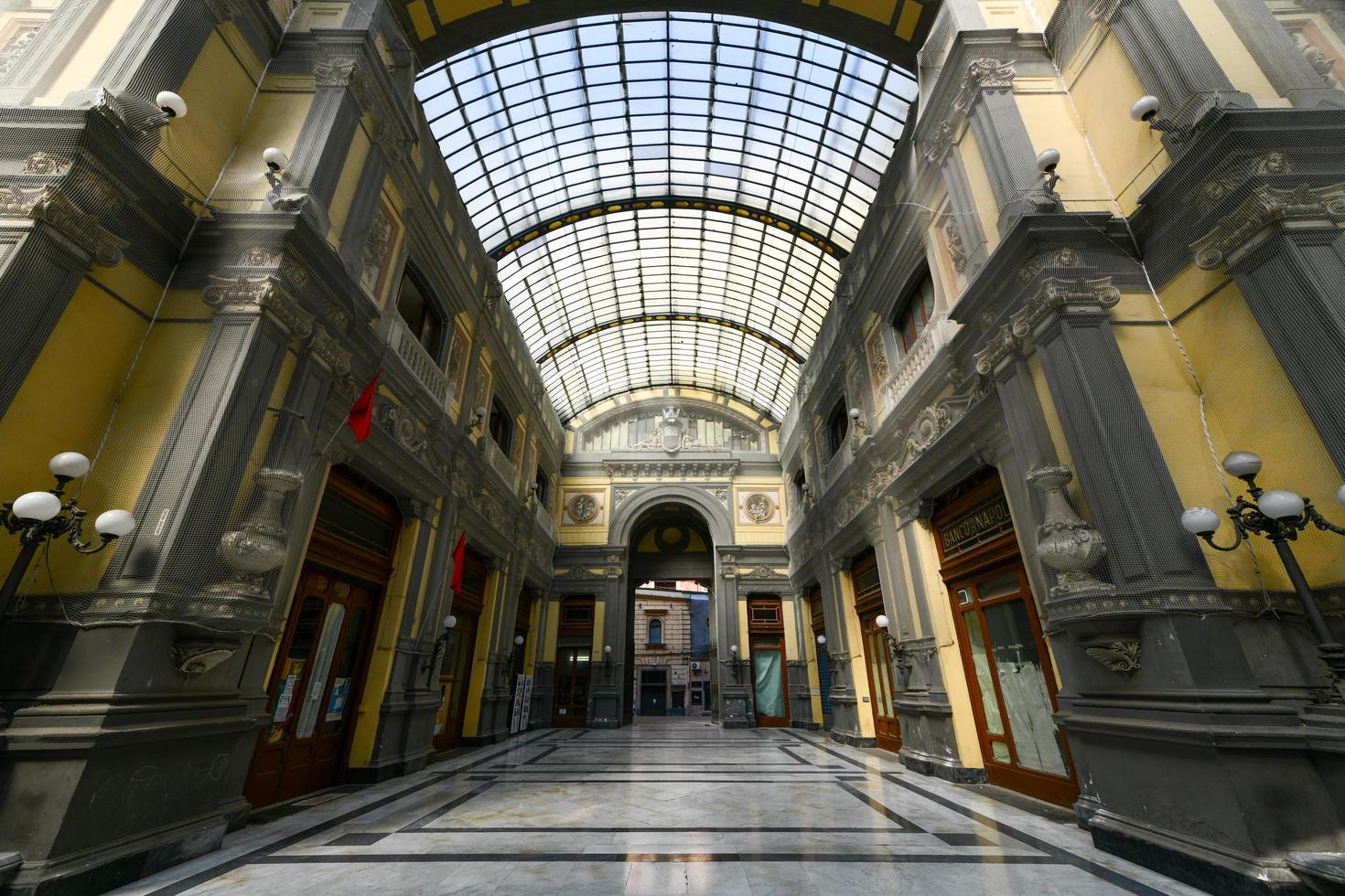 Naples, campanie, Italie -août 16, 2021, intérieur de le galleria principe di Napoli construit dans le dix-neuvième siècle dans liberté style. photo