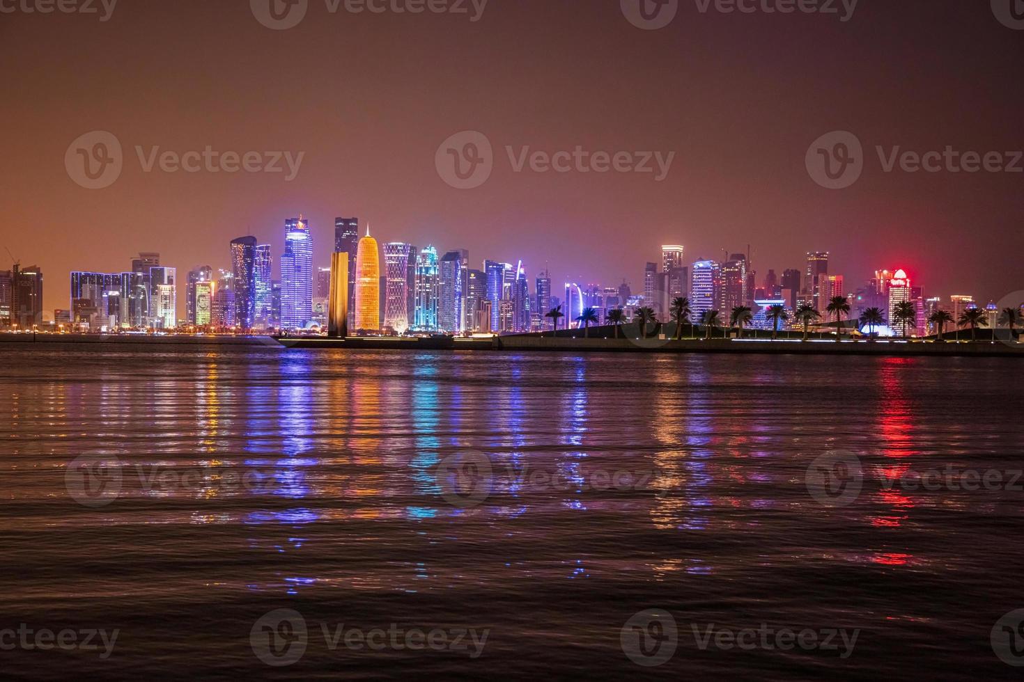 épique vue de Doha horizon à nuit photo
