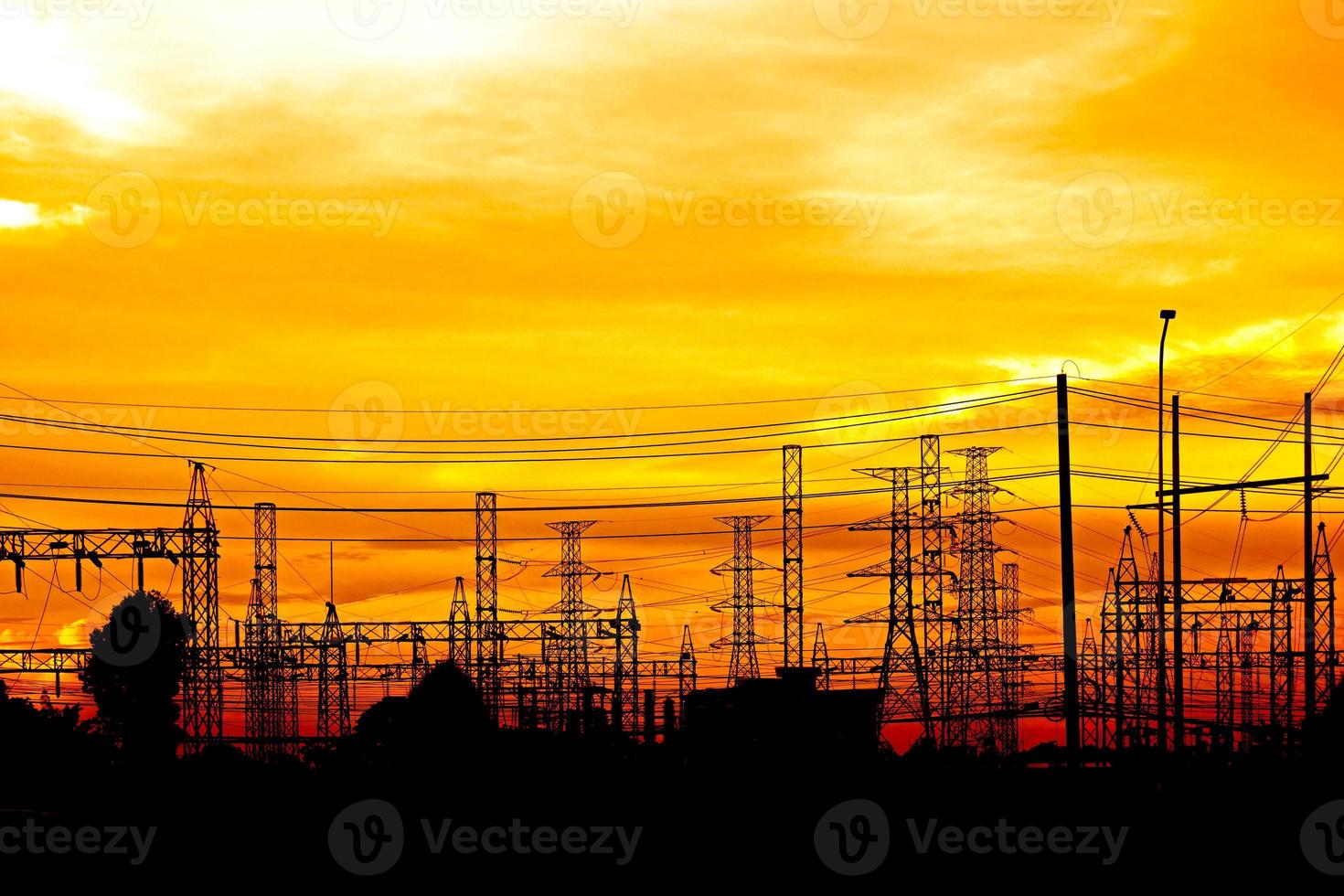 électrique sous-station et haute Tension ac transmission tours contre le coucher de soleil, puissance transmission tours ligne silhouette photo