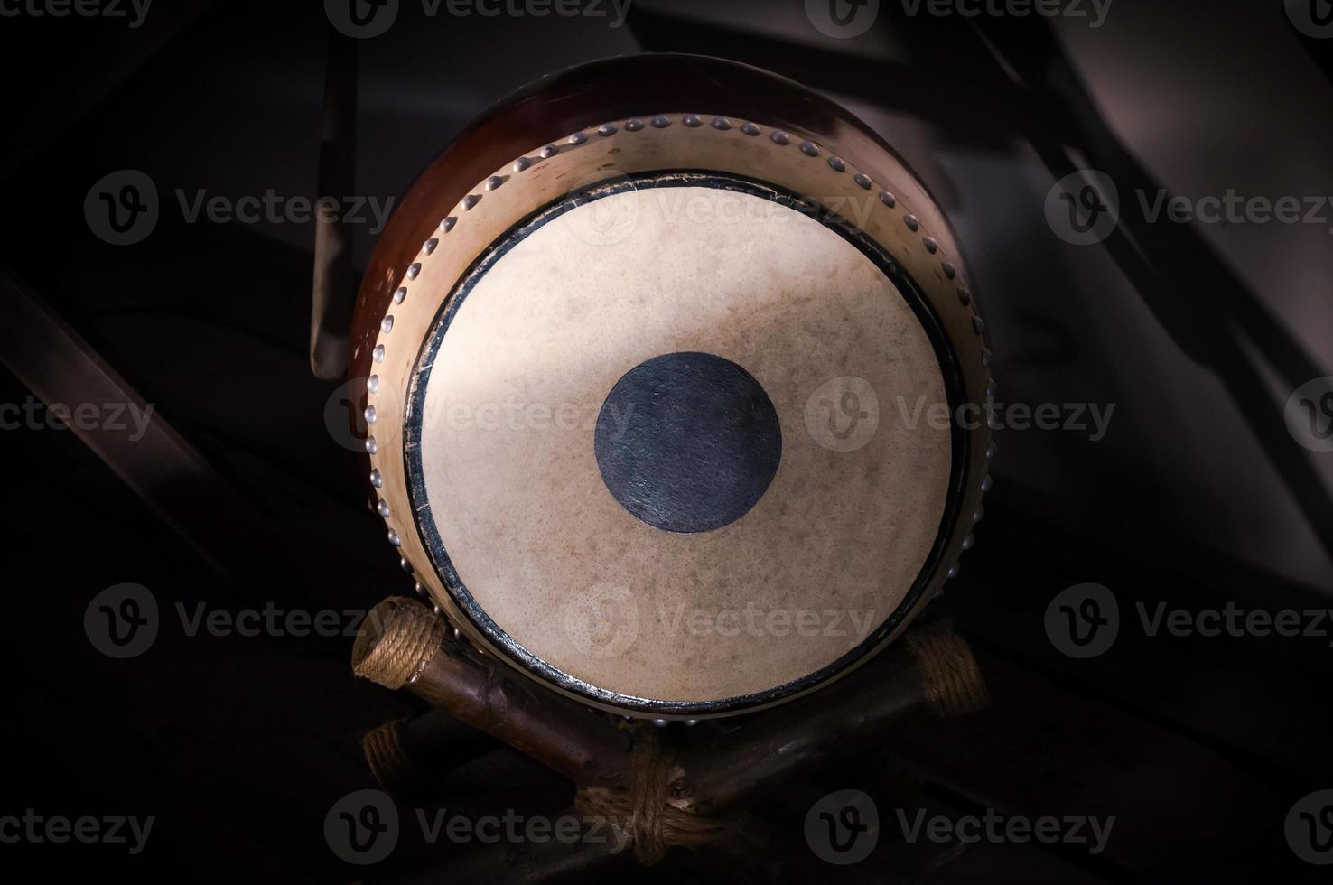 thaïlandais traditionnel tambour, tambours dans thaïlandais musical instruments bande cette fabriqué de bois et cuir élaborer photo