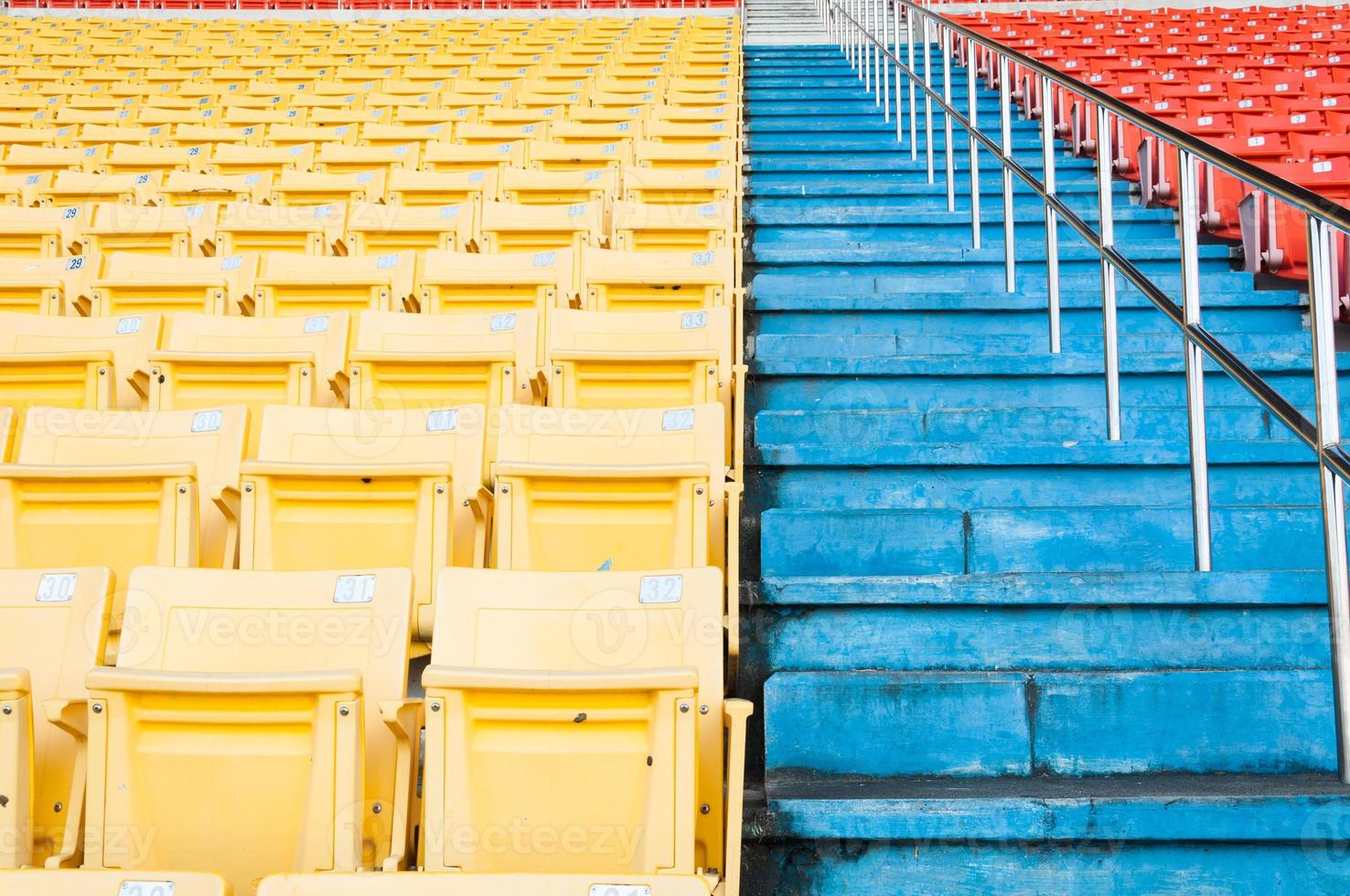 sièges vides orange et jaune au stade, rangées de sièges sur un stade de football photo