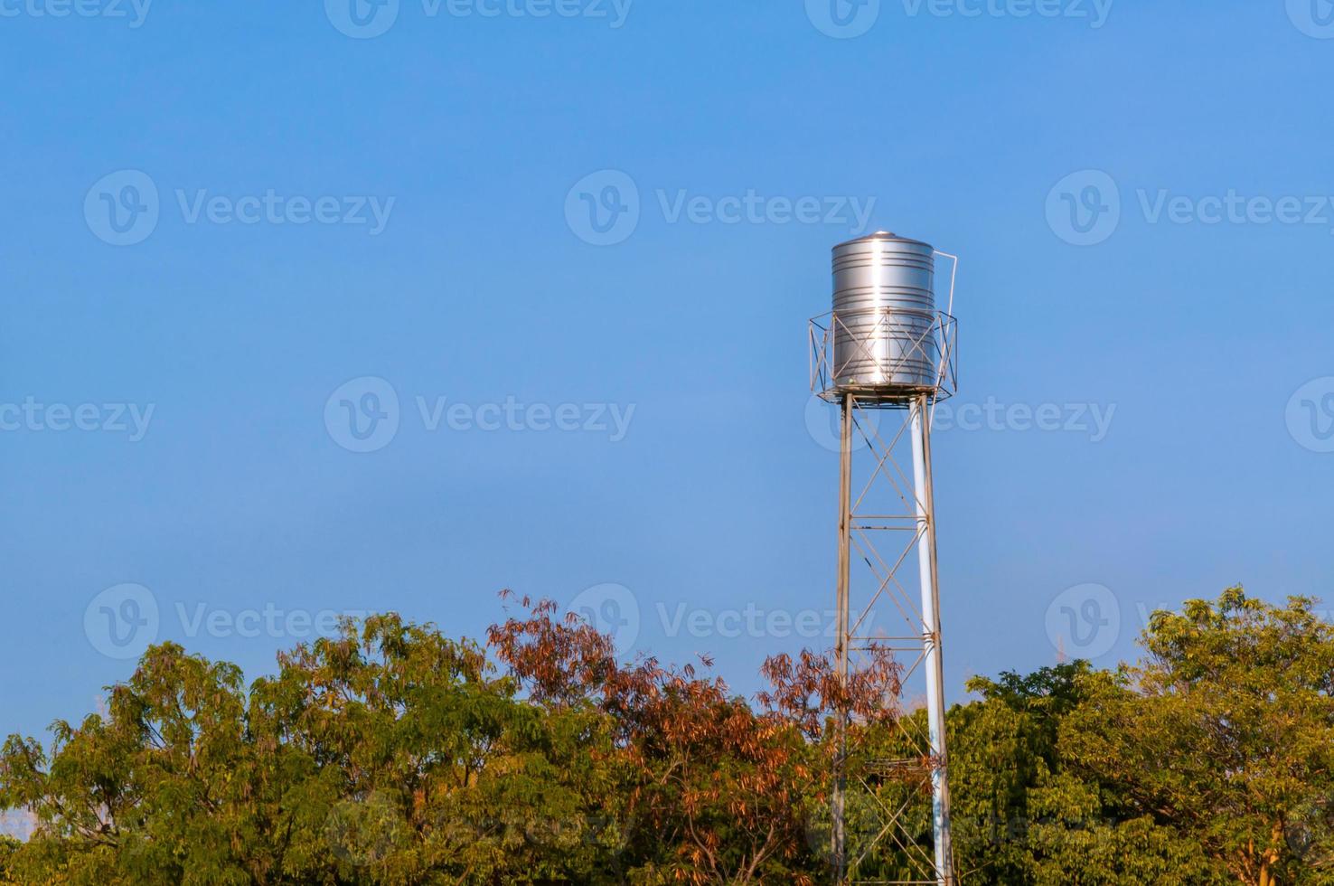 l'eau réservoir sur une la tour photo