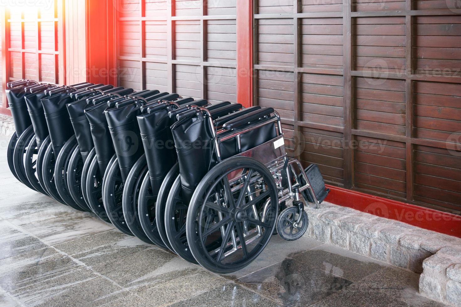 fauteuil roulant un service pour le Touriste, fauteuils roulants prêt à choisir en haut physiquement contesté voyageurs, voyages concept. photo