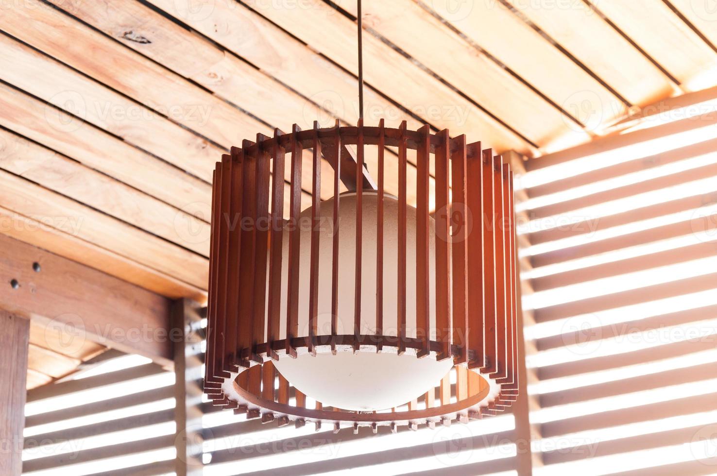 lanterne vintage en bois, lampe design en bois photo