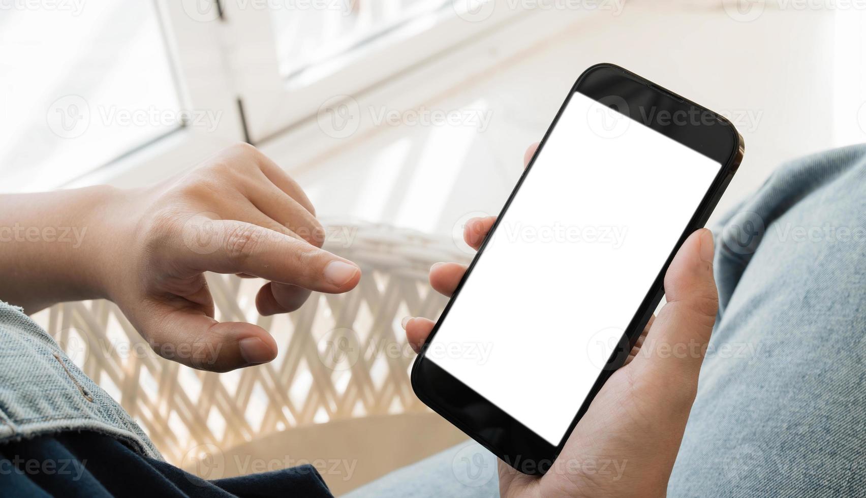 gros plan de la main de la femme à l'aide d'un téléphone intelligent avec écran vide au café-café. photo