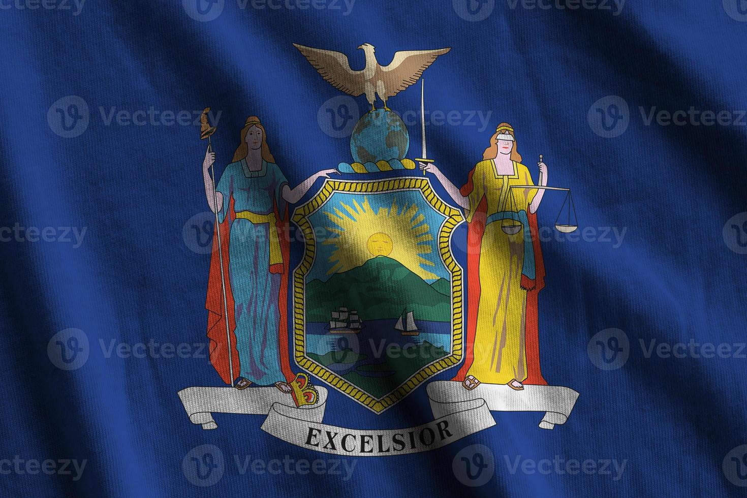 drapeau de l'état américain de new york avec de grands plis agitant de près sous la lumière du studio à l'intérieur. les symboles et couleurs officiels de la bannière photo