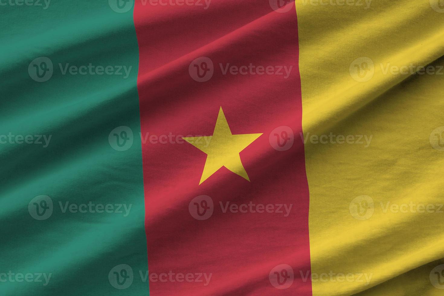 drapeau du cameroun avec de grands plis agitant de près sous la lumière du studio à l'intérieur. les symboles et couleurs officiels de la bannière photo