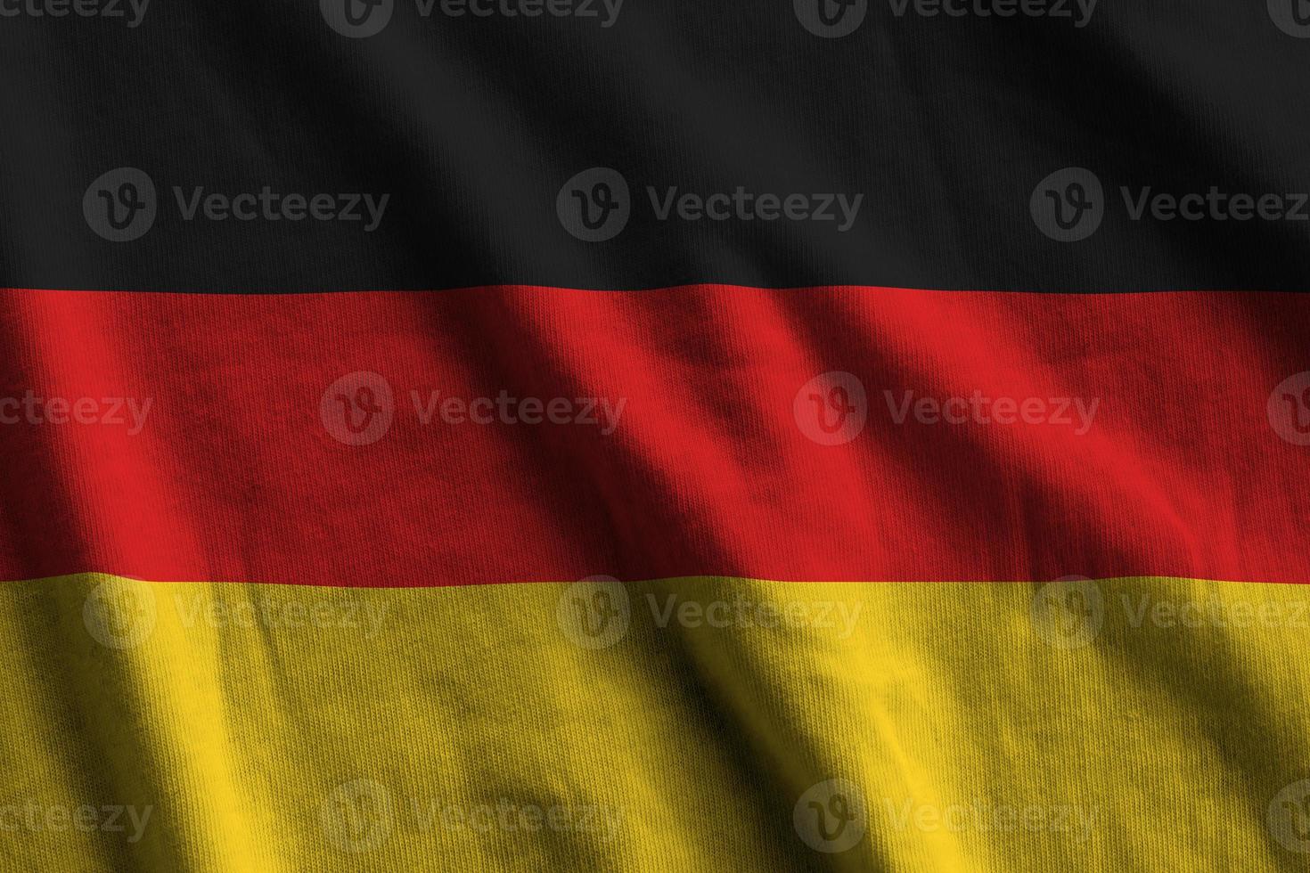 drapeau allemand avec de grands plis agitant de près sous la lumière du studio à l'intérieur. les symboles et couleurs officiels de la bannière photo