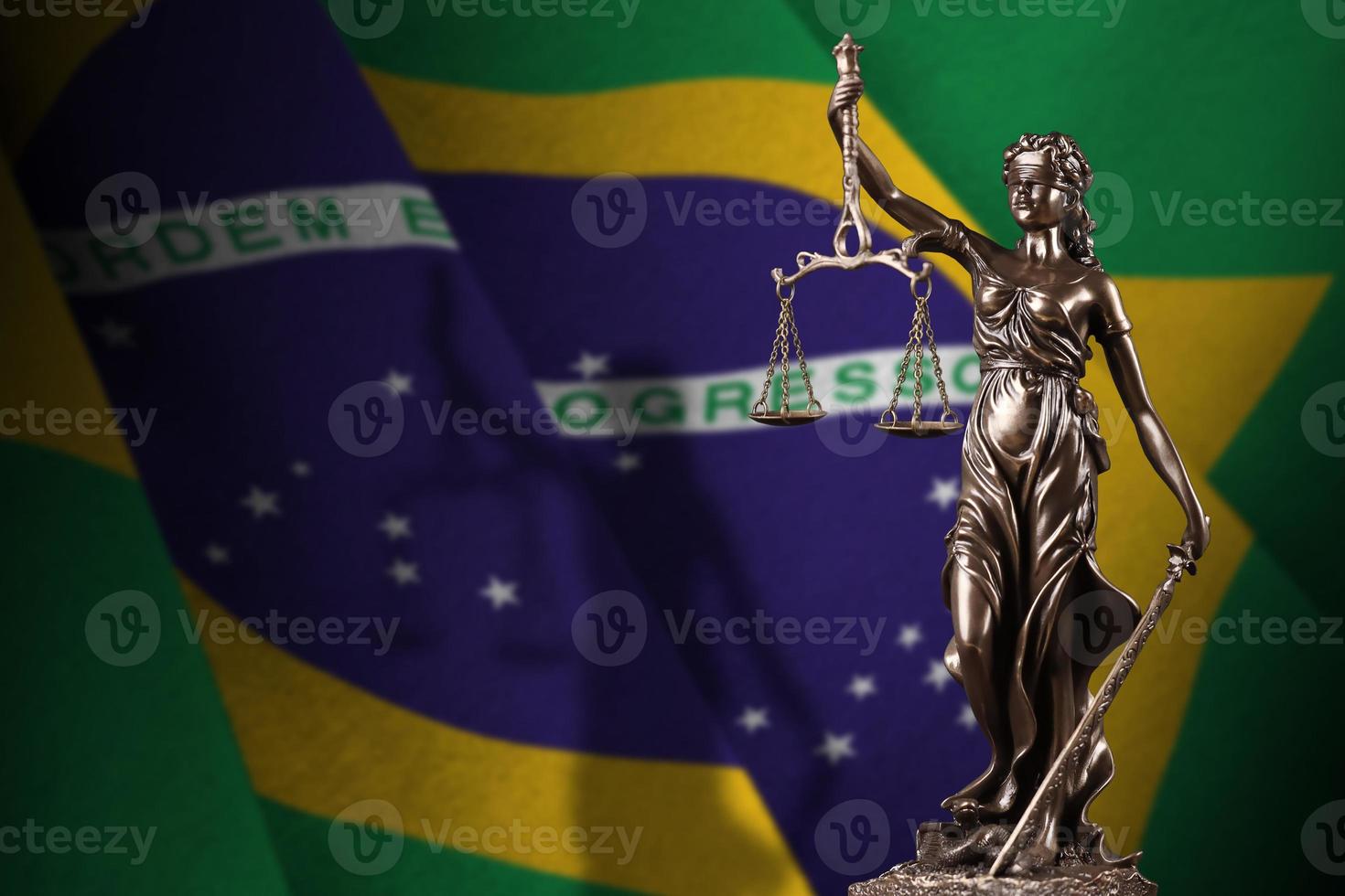 Brésil drapeau avec statue de Dame Justice et judiciaire Balance dans foncé chambre. concept de jugement et Châtiment photo