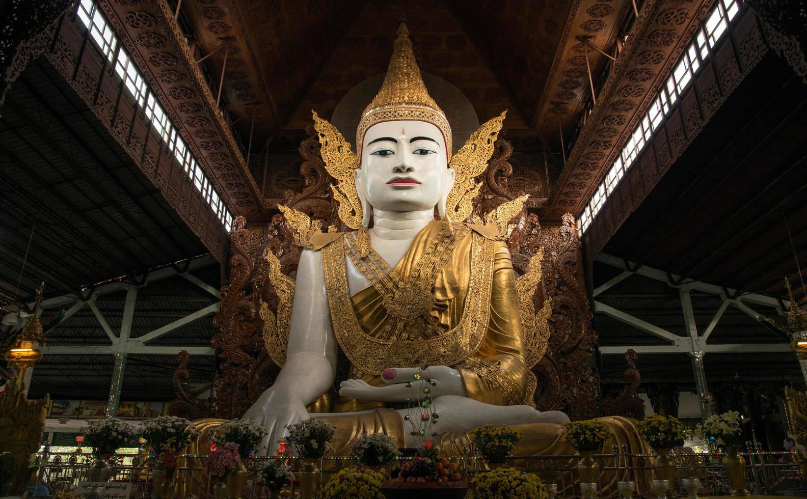 nga htat gyi Bouddha image dans nga htat gyi pagode de Yangon canton de Birmanie. photo