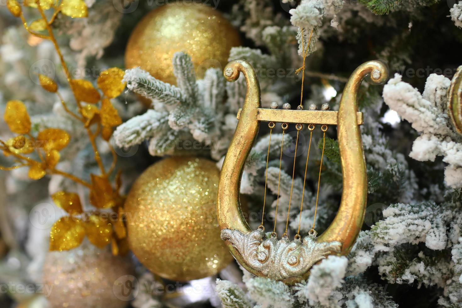 d'or harpe Noël ornement. Noël décorations sur le Noël arbre. sélectif se concentrer. photo