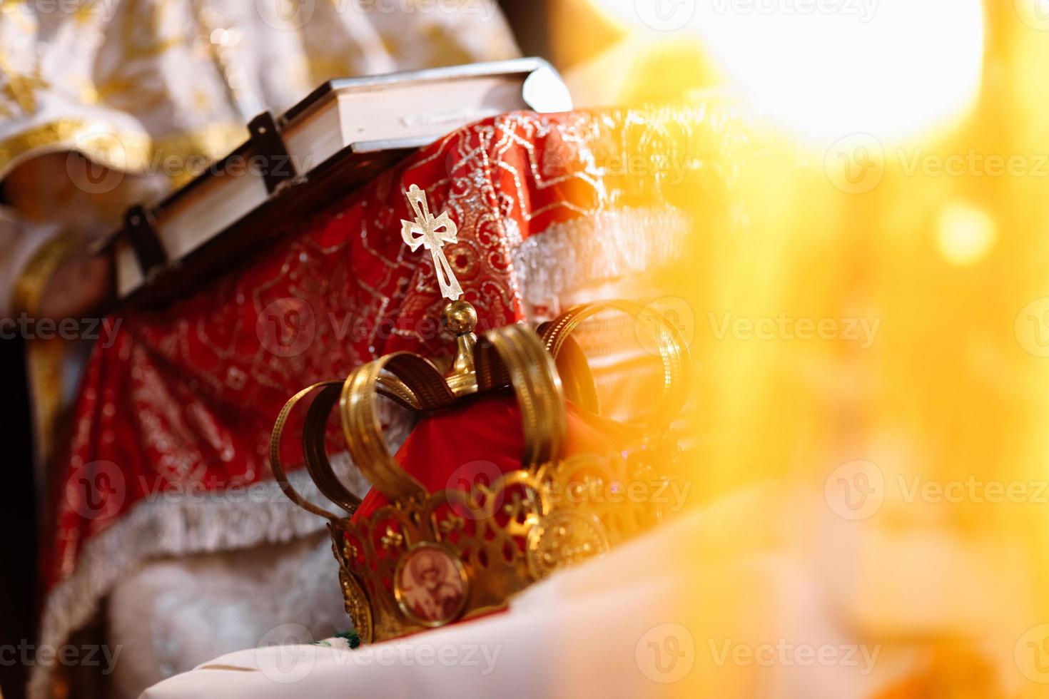 église couronne pour le la mariée et jeune marié. mariage cérémonie. le sacrement de le mariage dans le église. photo