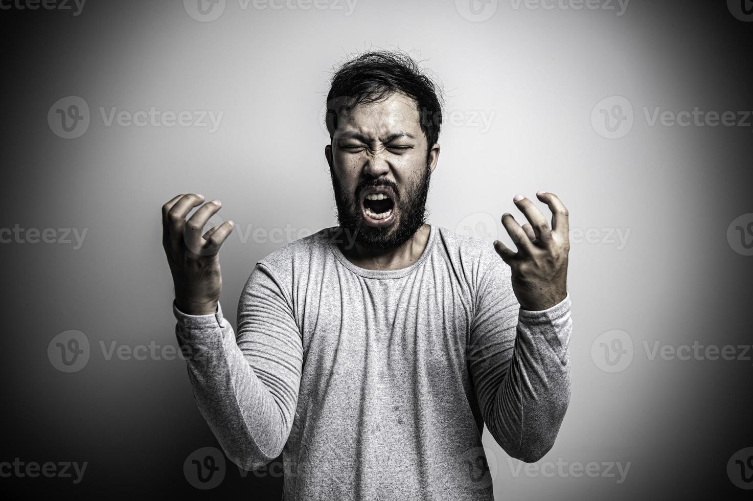 asiatique Beau homme en colère sur blanc arrière-plan, portrait de Jeune stress Masculin concept photo