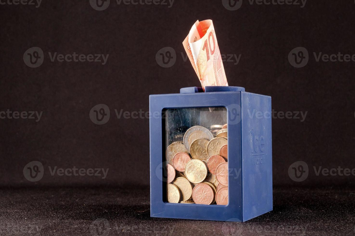 pièces de monnaie et euro billet de banque dans une boîte photo