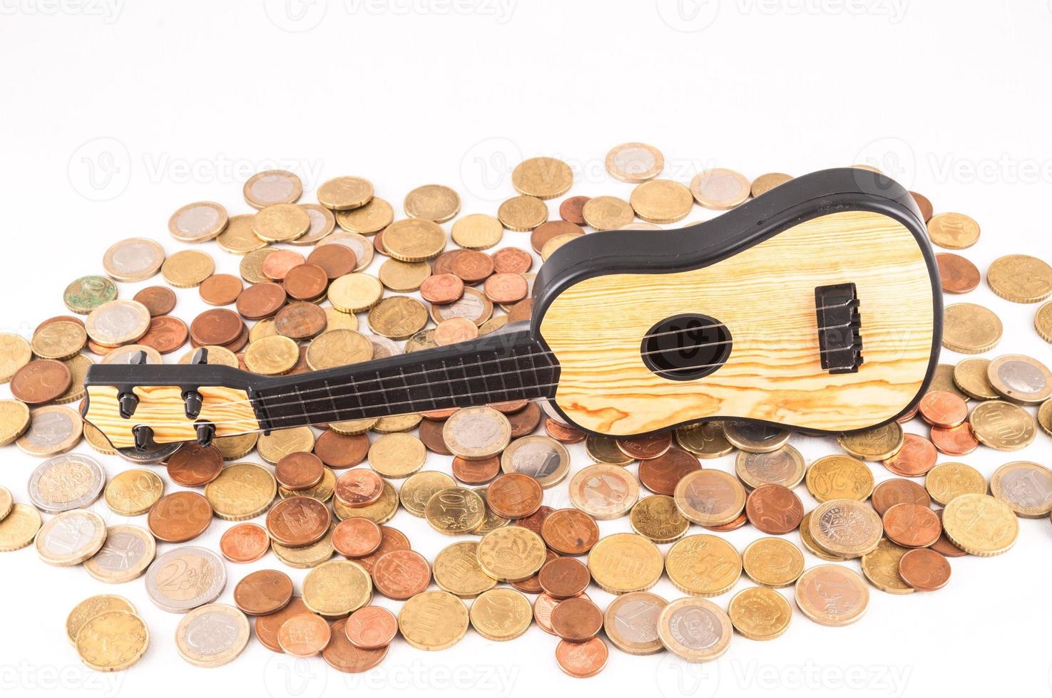 guitare sur pile de pièces de monnaie photo