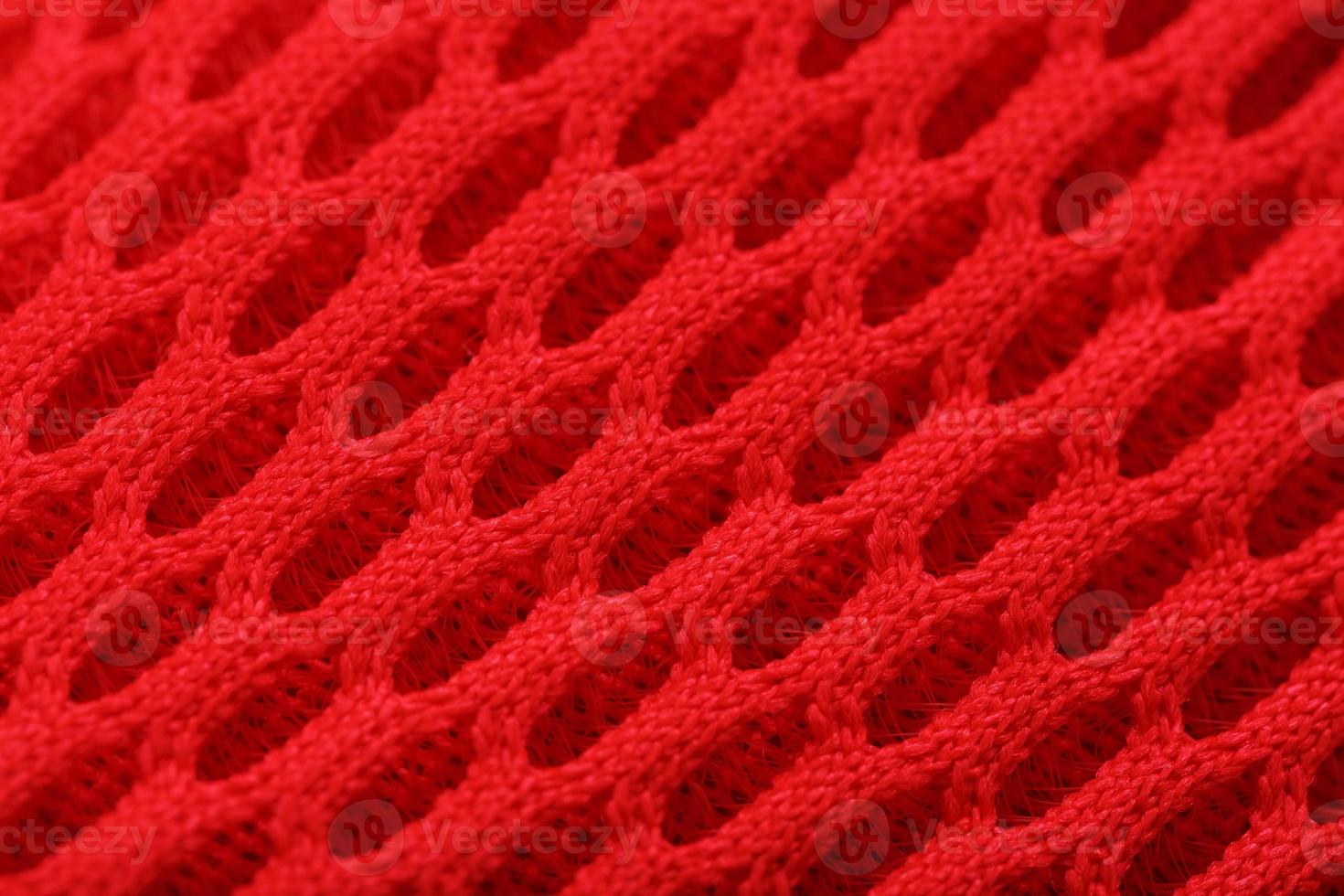 fragment de une perforé doigt de pied de une rouge baskets dans plein écran fermer. photo