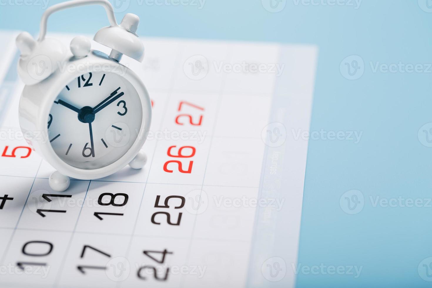 le blanc alarme l'horloge est sur le calendrier avec Rendez-vous photo