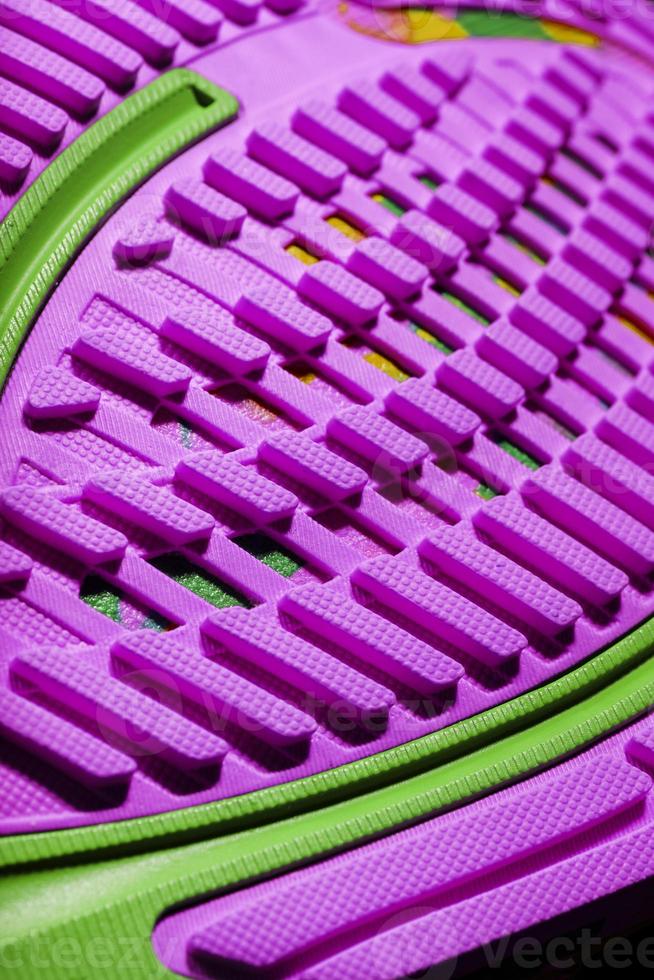 bande de roulement semelle rose avec des baskets de sport pour le jogging et le fitness. photo