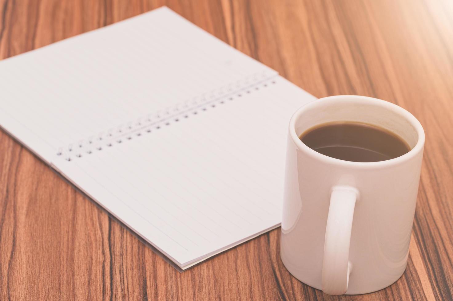 cahier et une tasse de café photo