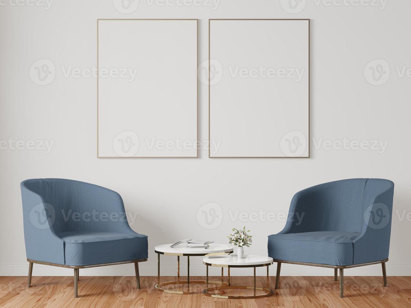 un ensemble de tables et de chaises dans la pièce avec un cadre photo fixé au mur.