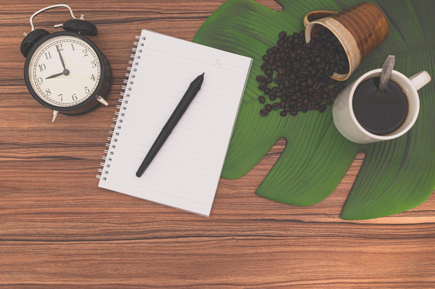 cahier et tasses à café sur le bureau photo