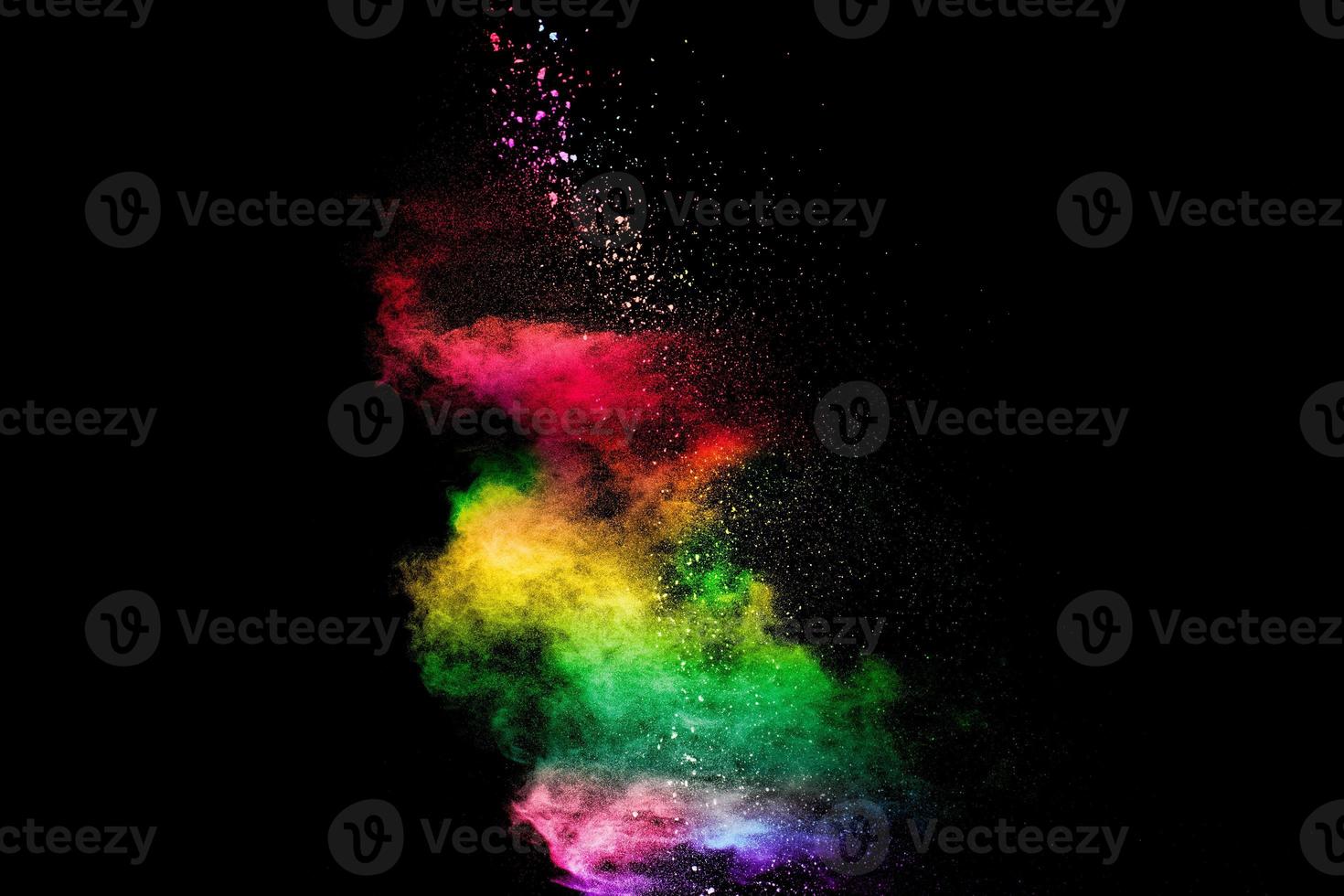 explosion de coloré Holi poudre sur noir Contexte. vibrant Couleur poussière particules texturé Contexte. photo